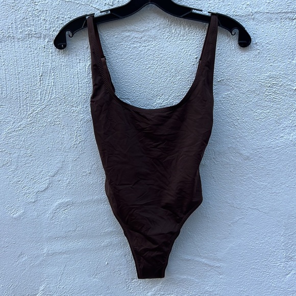 SKIMS SWIM SCOOP NECK ONE PIECE.🤎 - Picture 12 of 16